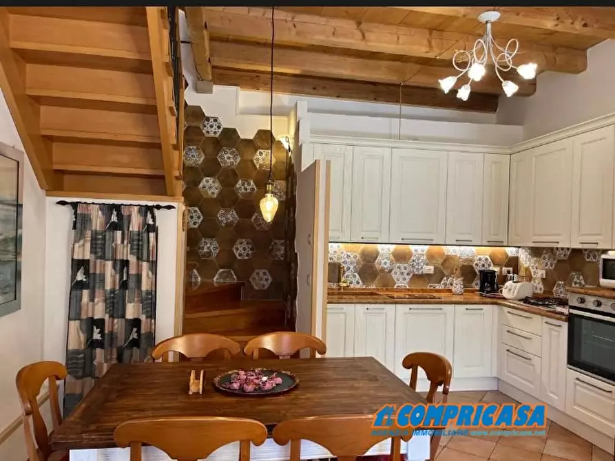 Immagine 2 di Rustico / casale in vendita  a Bardolino