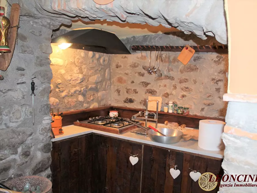 Immagine 8 di Rustico / casale in vendita  a Villafranca In Lunigiana