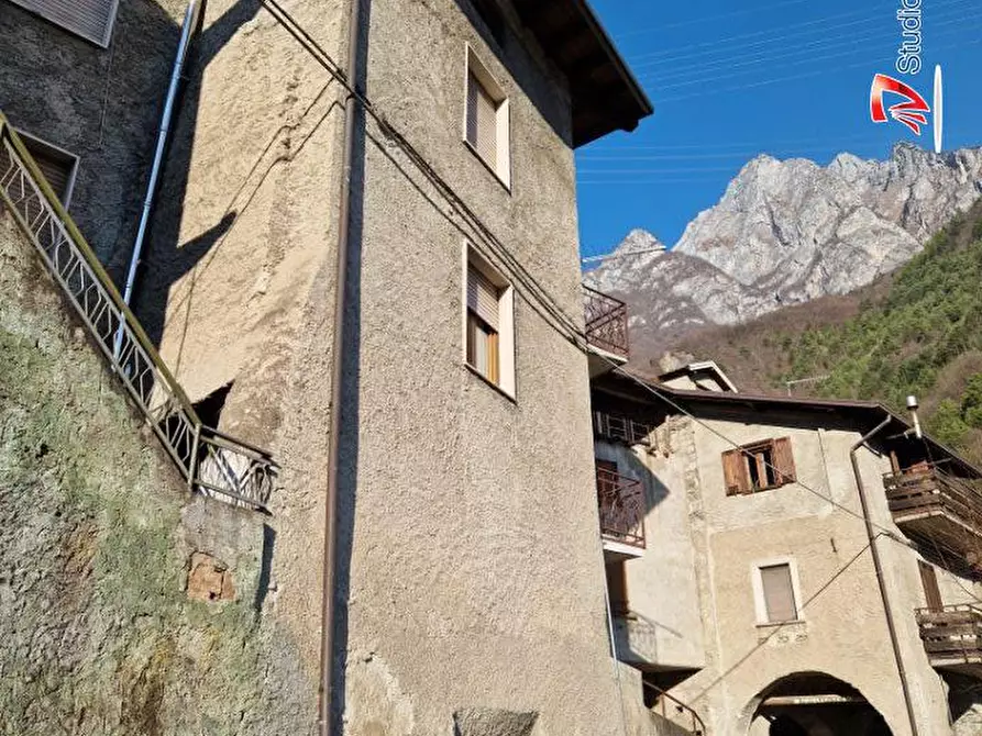 Immagine 2 di Casa semindipendente in vendita  11-13 a Losine