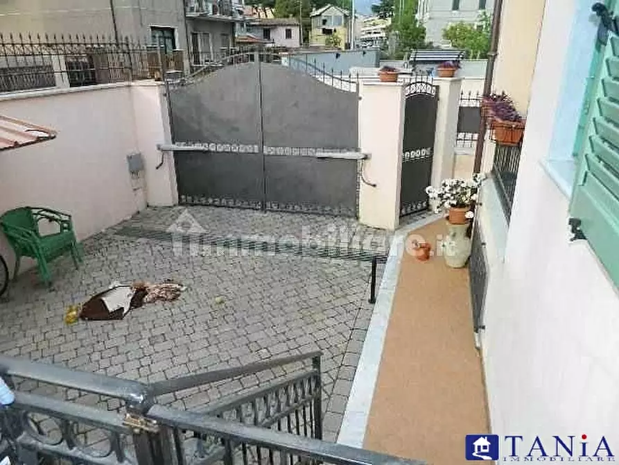 Immagine 1 di Casa semindipendente in vendita  a Carrara