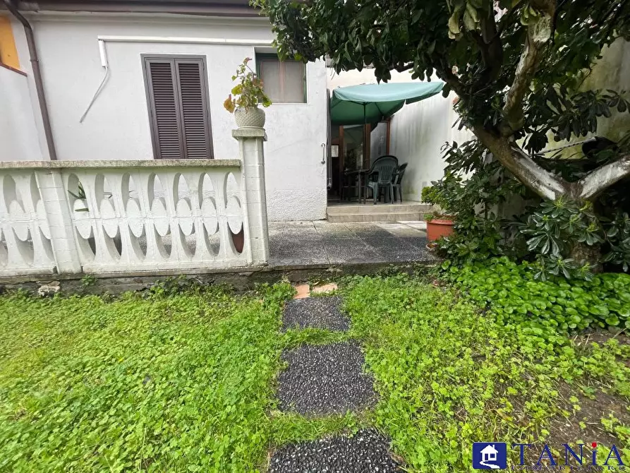 Immagine 1 di Casa semindipendente in vendita  a Carrara