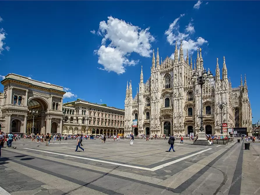 Immagine 3 di Negozio in vendita  a Milano