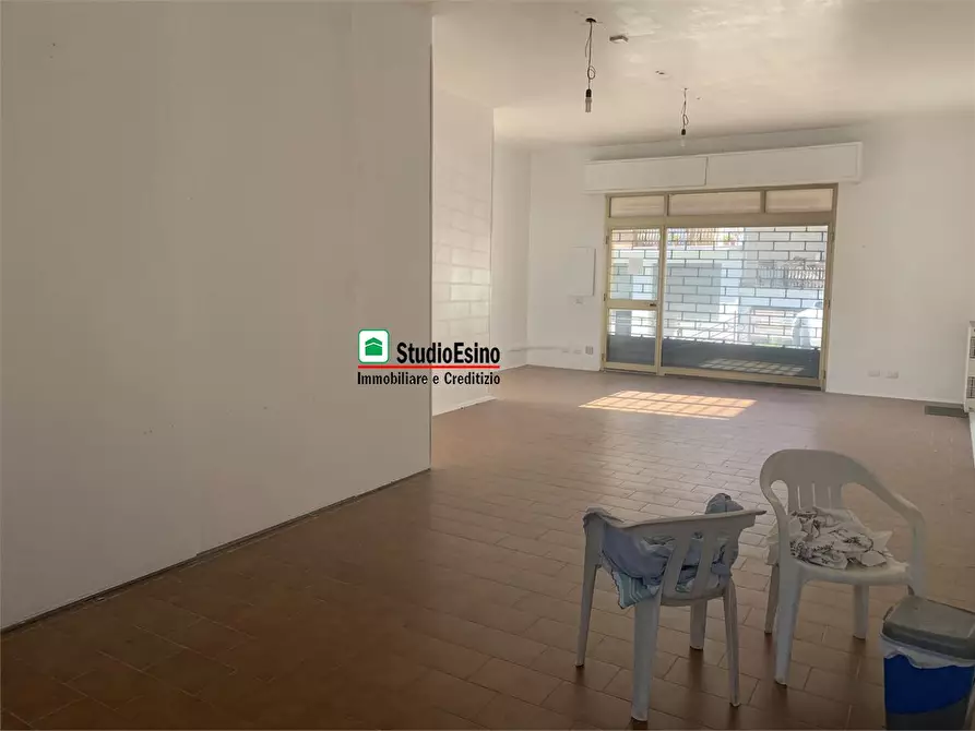 Immagine 10 di Negozio in vendita  20 a Monsampolo Del Tronto