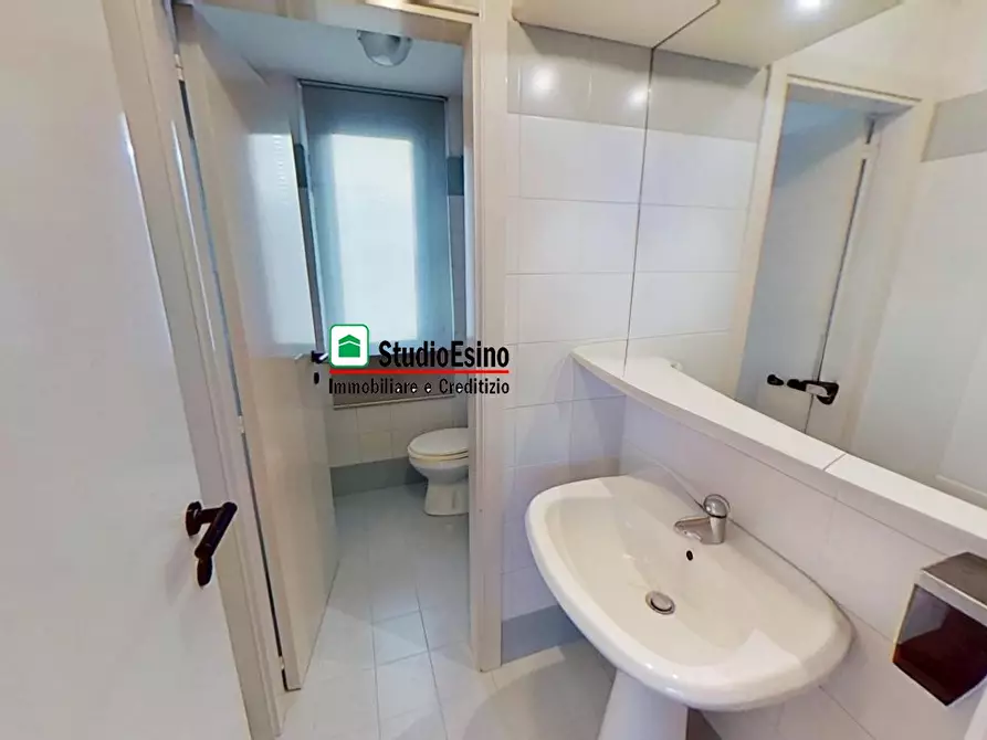 Immagine 8 di Negozio in vendita  a Monsampolo Del Tronto