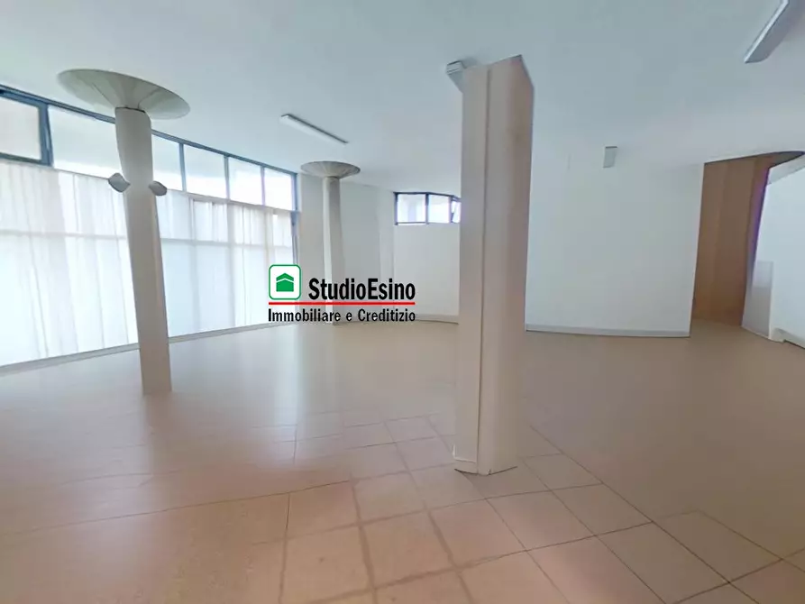 Immagine 3 di Negozio in vendita  a Monsampolo Del Tronto