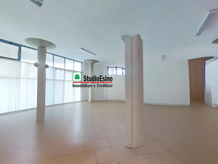 Immagine 5 di Negozio in vendita  a Monsampolo Del Tronto