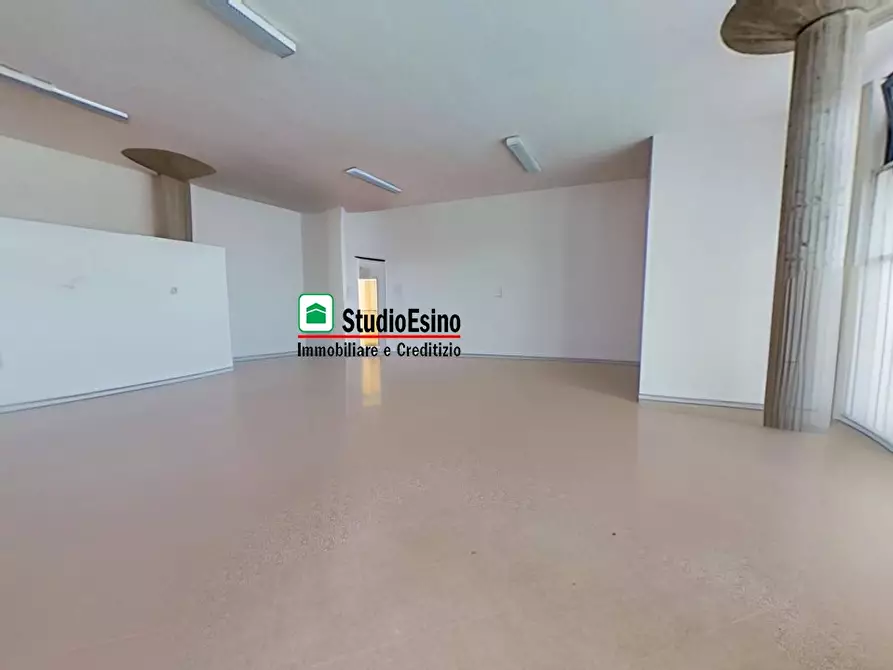 Immagine 10 di Negozio in vendita  a Monsampolo Del Tronto