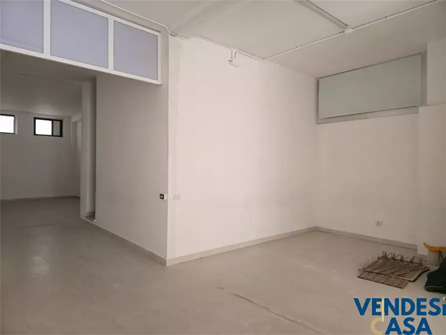 Immagine 5 di Negozio in vendita  180 a Adelfia