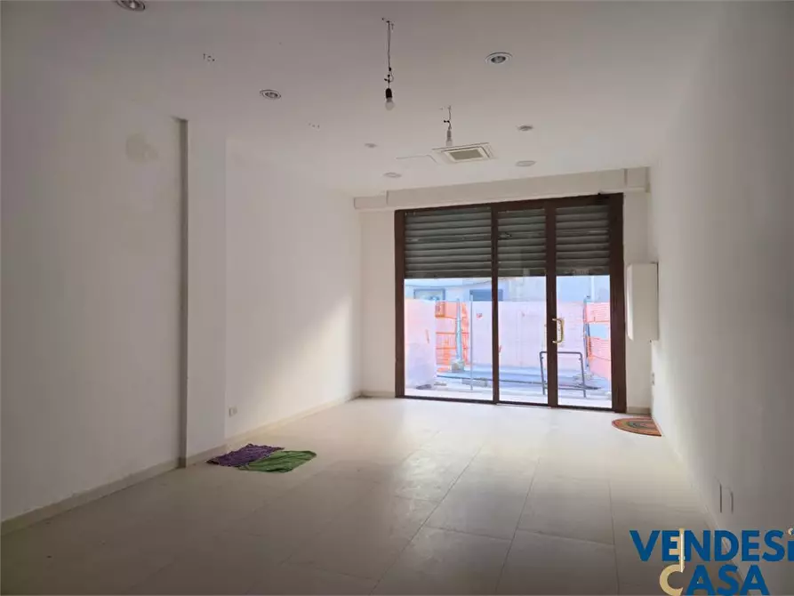 Immagine 6 di Negozio in vendita  180 a Adelfia