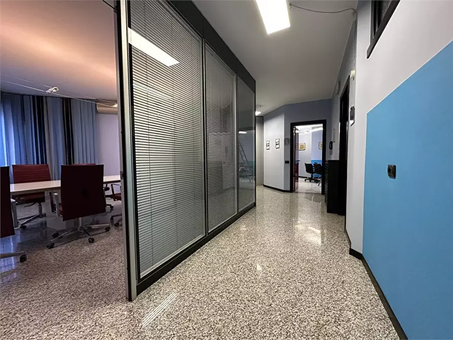 Immagine 5 di Ufficio in vendita  a Parabiago