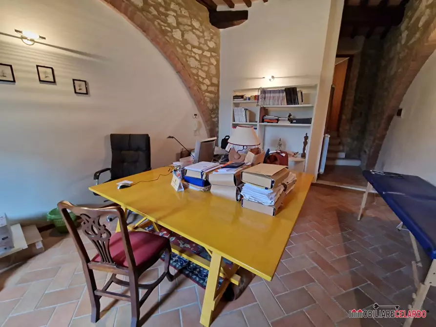 Immagine 2 di Ufficio in vendita  a Colle Di Val D'elsa
