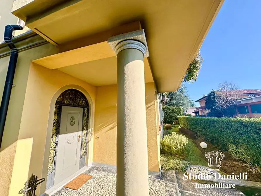 Immagine 1 di Villa in vendita  10 a Carate Brianza