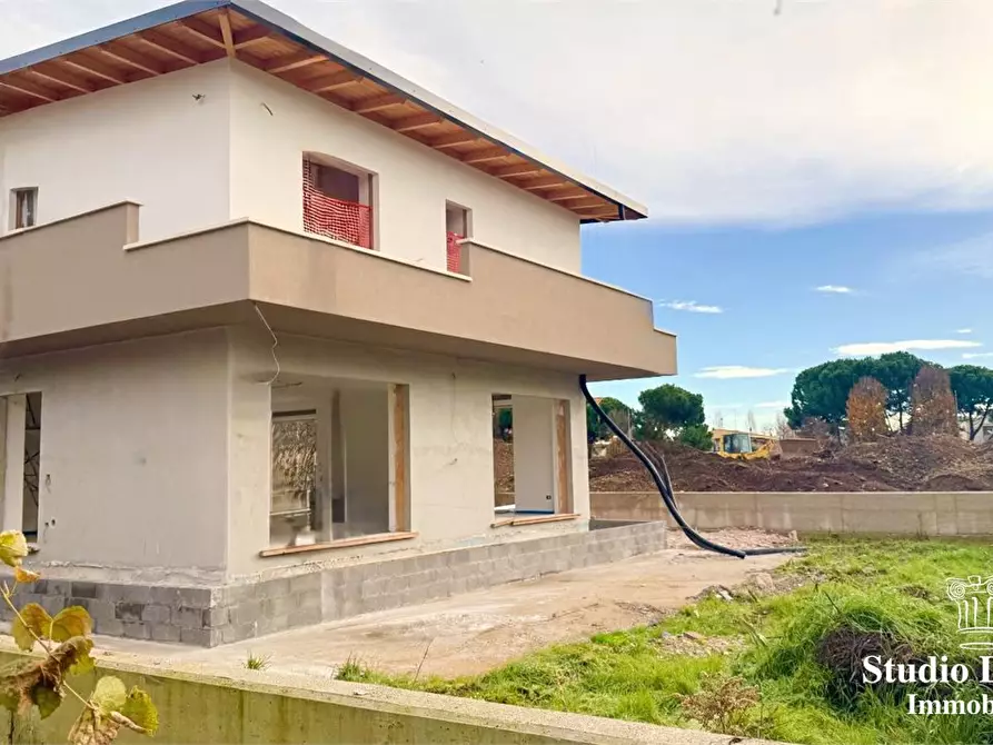 Immagine 1 di Villa in vendita  a Carate Brianza