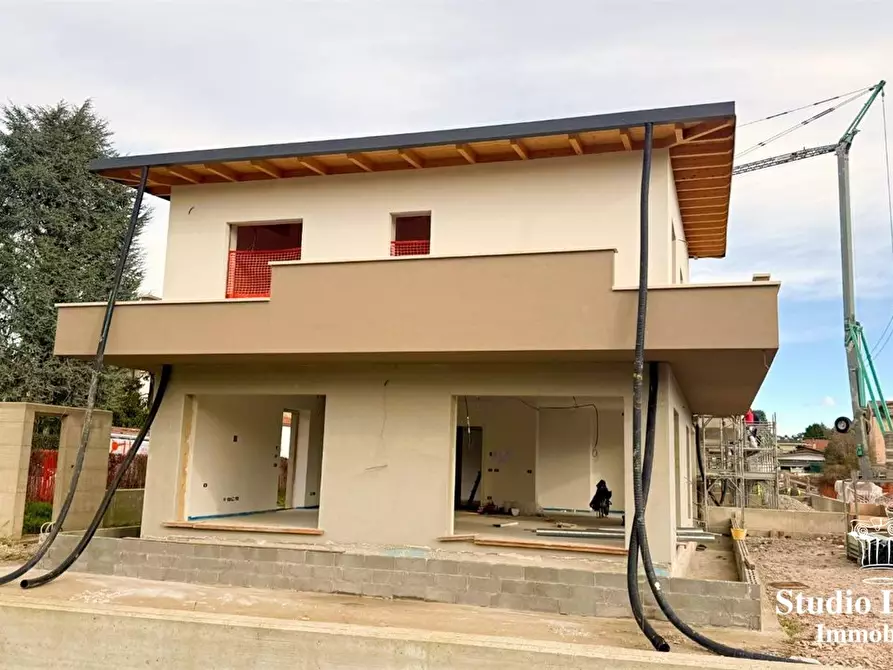 Immagine 2 di Villa in vendita  a Carate Brianza