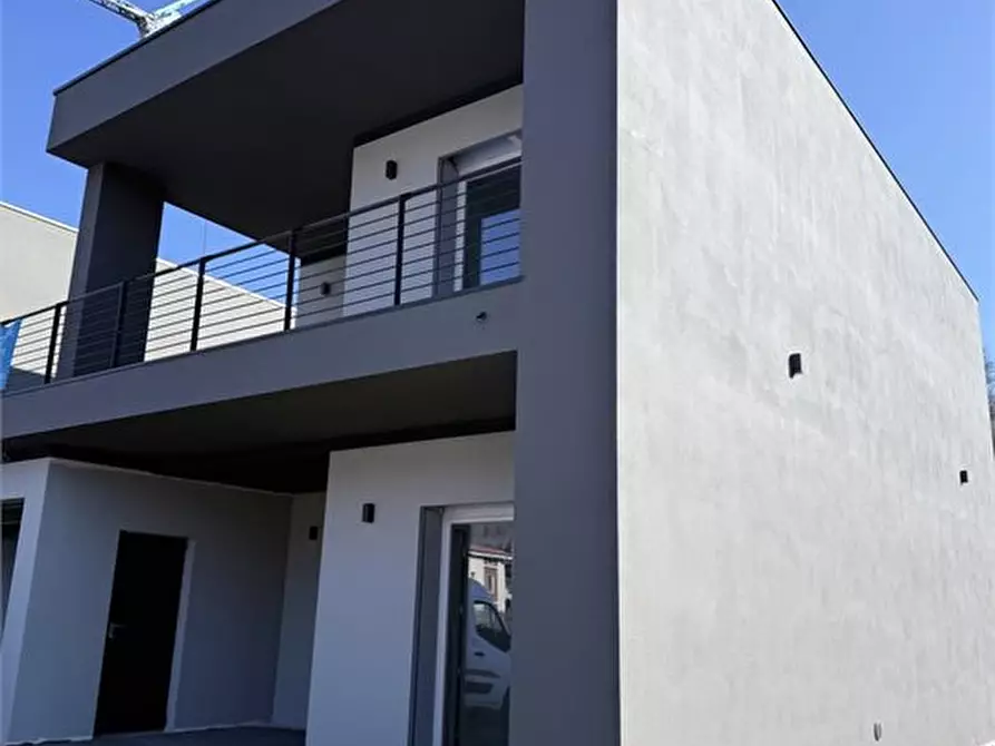 Immagine 6 di Villa in vendita  a Erba