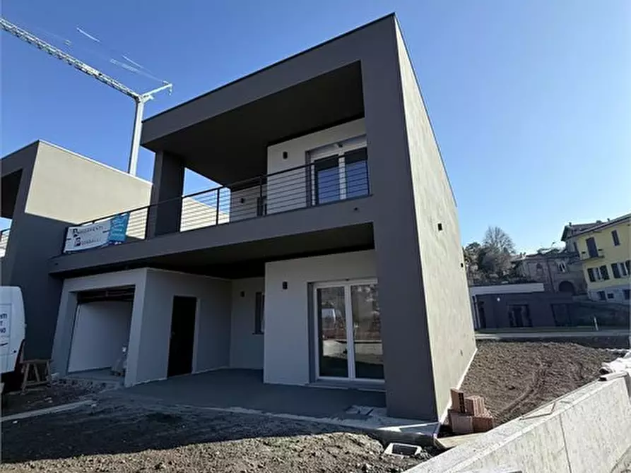 Immagine 1 di Villa in vendita  a Erba