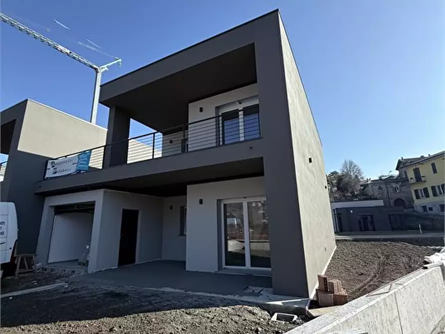 Immagine 2 di Villa in vendita  a Erba