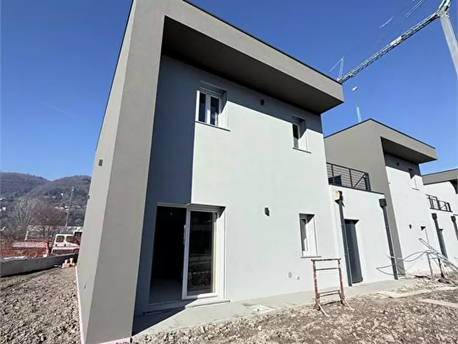 Immagine 4 di Villa in vendita  a Erba