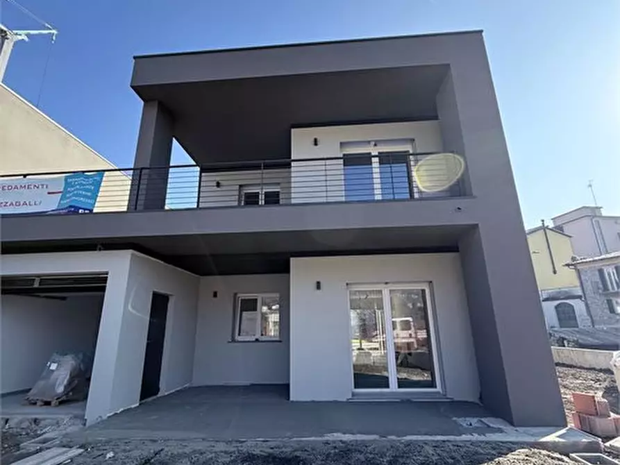 Immagine 3 di Villa in vendita  a Erba