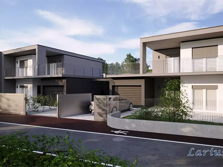 Immagine 1 di Villa in vendita  a Erba