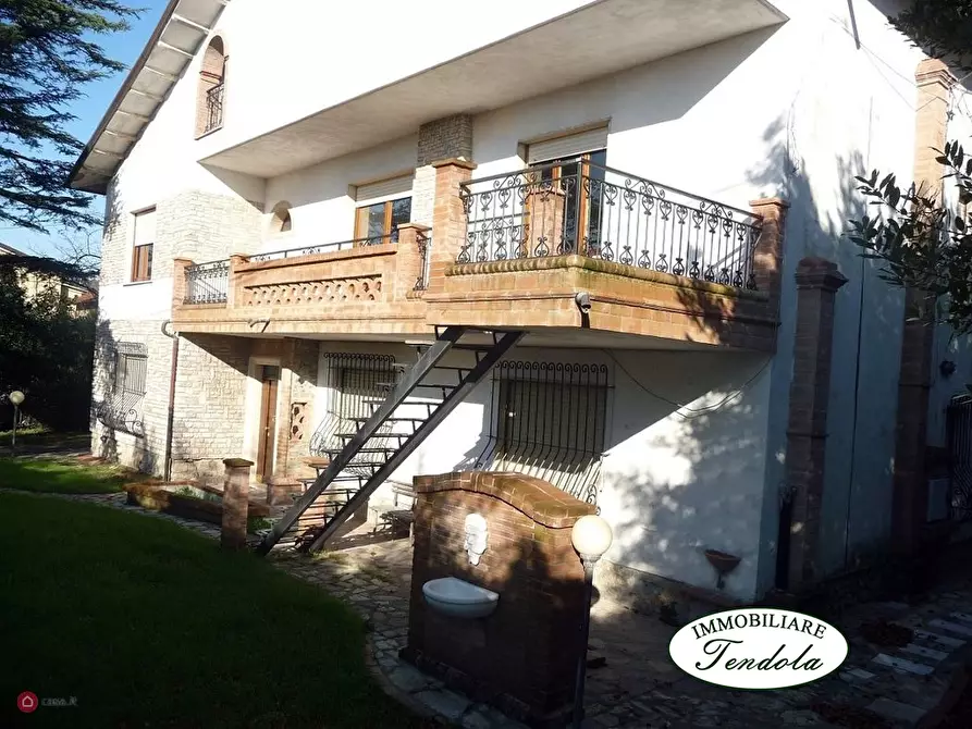 Immagine 2 di Villa in vendita  a Sarzana