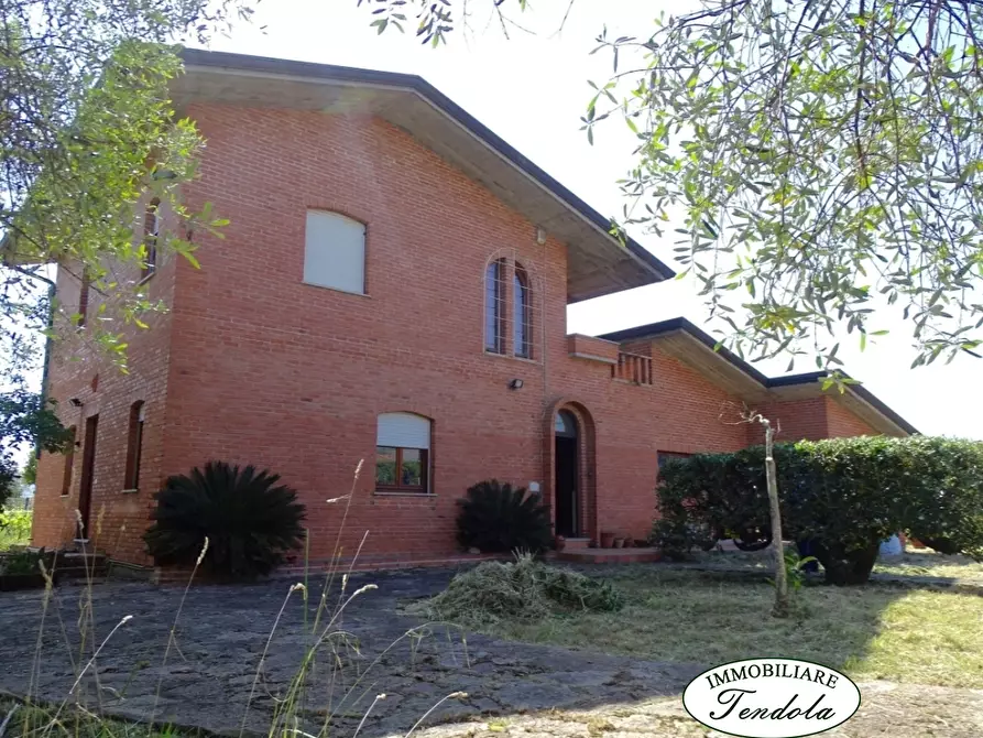 Immagine 4 di Villa in vendita  a Castelnuovo Magra