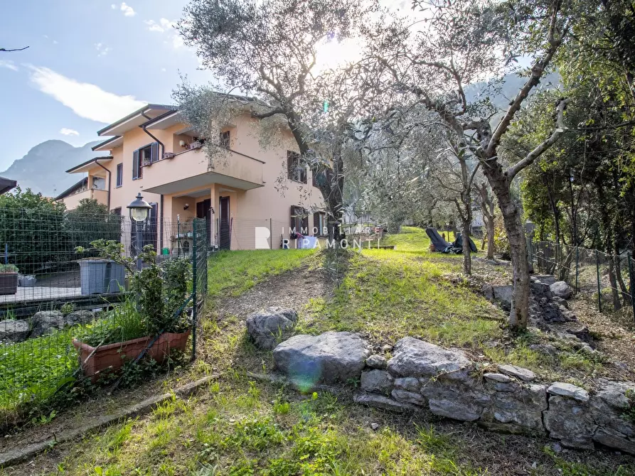 Immagine 1 di Villa in vendita  a Oliveto Lario