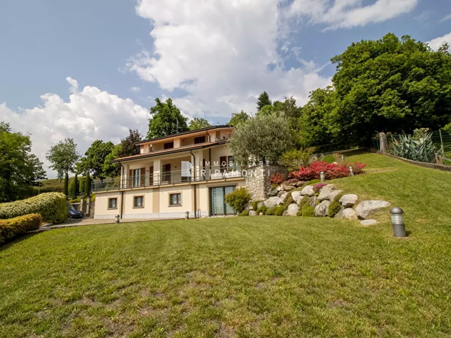 Immagine 1 di Villa in vendita  a Ello