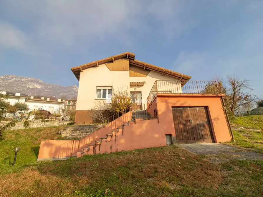 Immagine 3 di Villa in vendita  a Civate