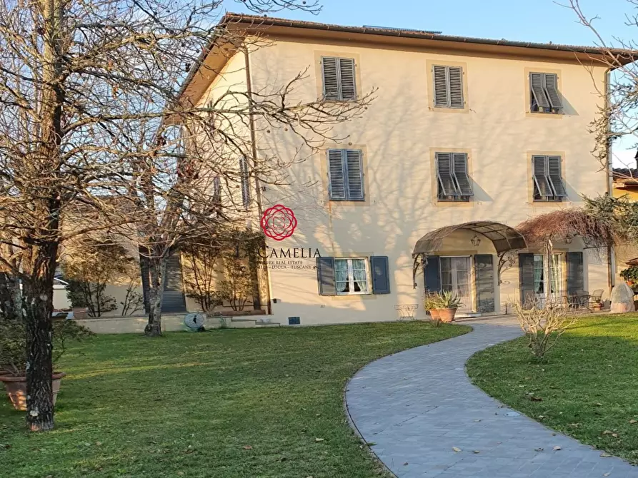 Immagine 1 di Villa in vendita  a Lucca