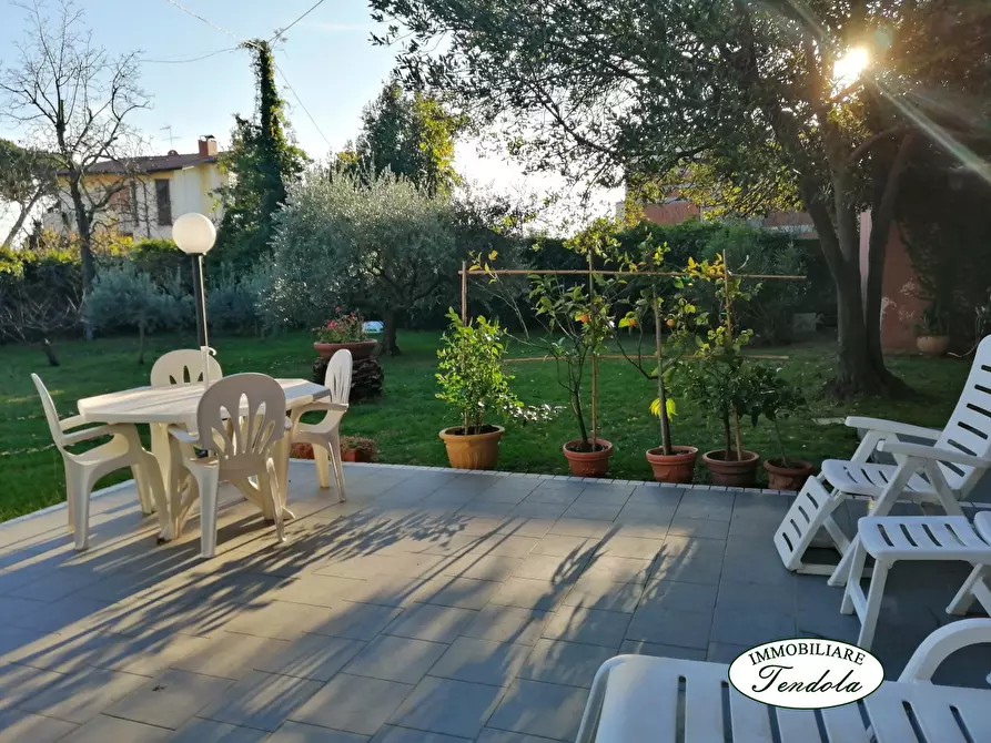 Immagine 4 di Villa in vendita  a Carrara