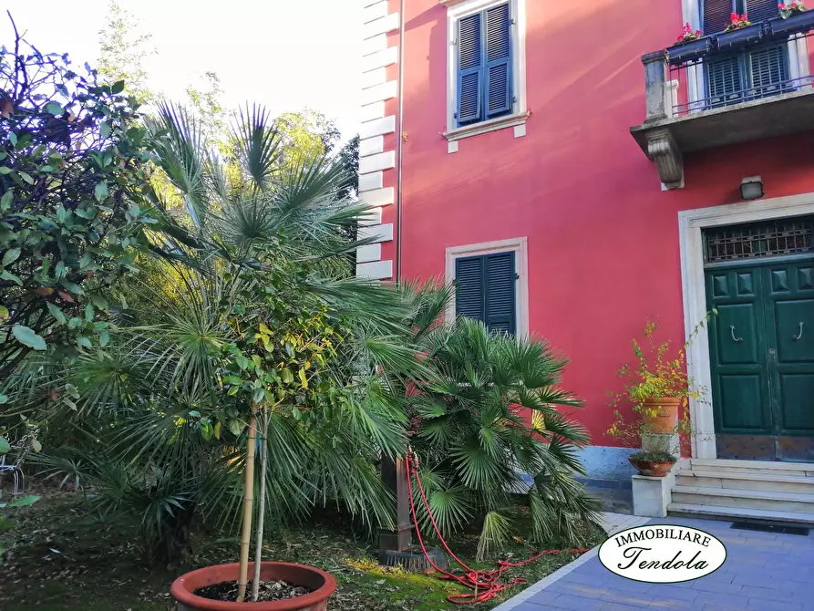 Immagine 2 di Villa in vendita  a Carrara