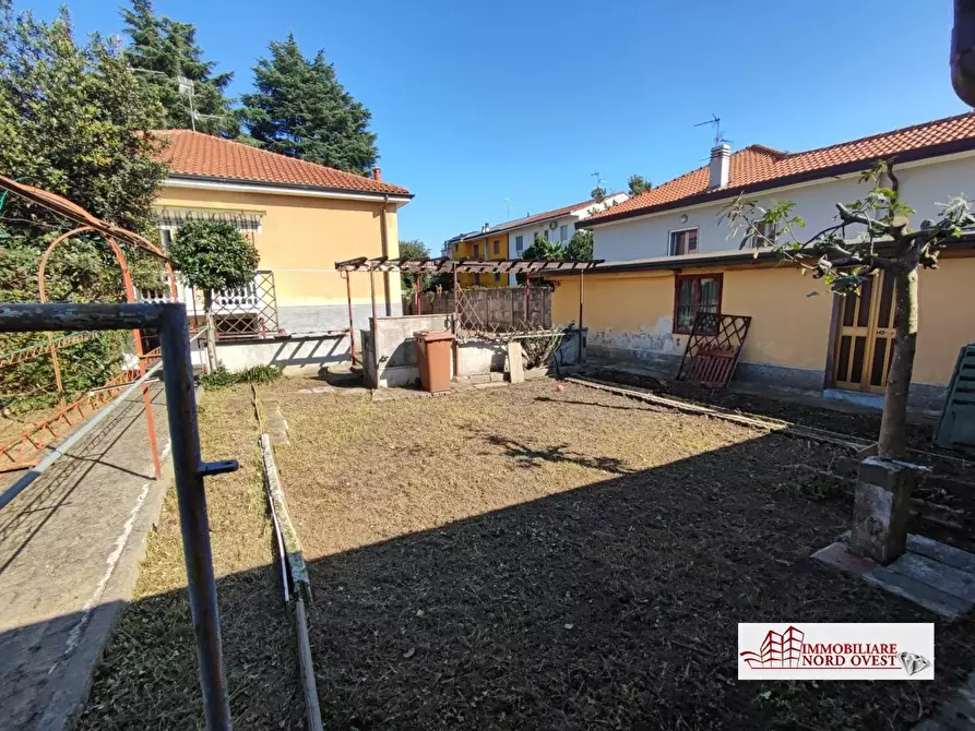 Immagine 2 di Villa in vendita  12-14 a Bareggio