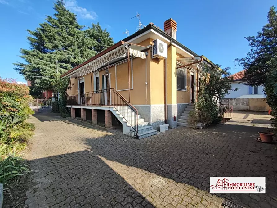 Immagine 1 di Villa in vendita  12-14 a Bareggio