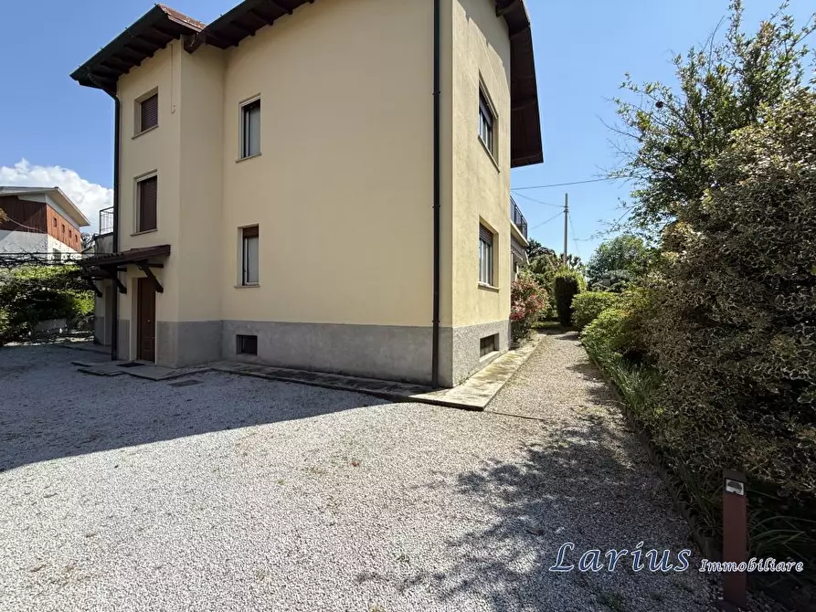 Immagine 7 di Villa in vendita  5 a Erba