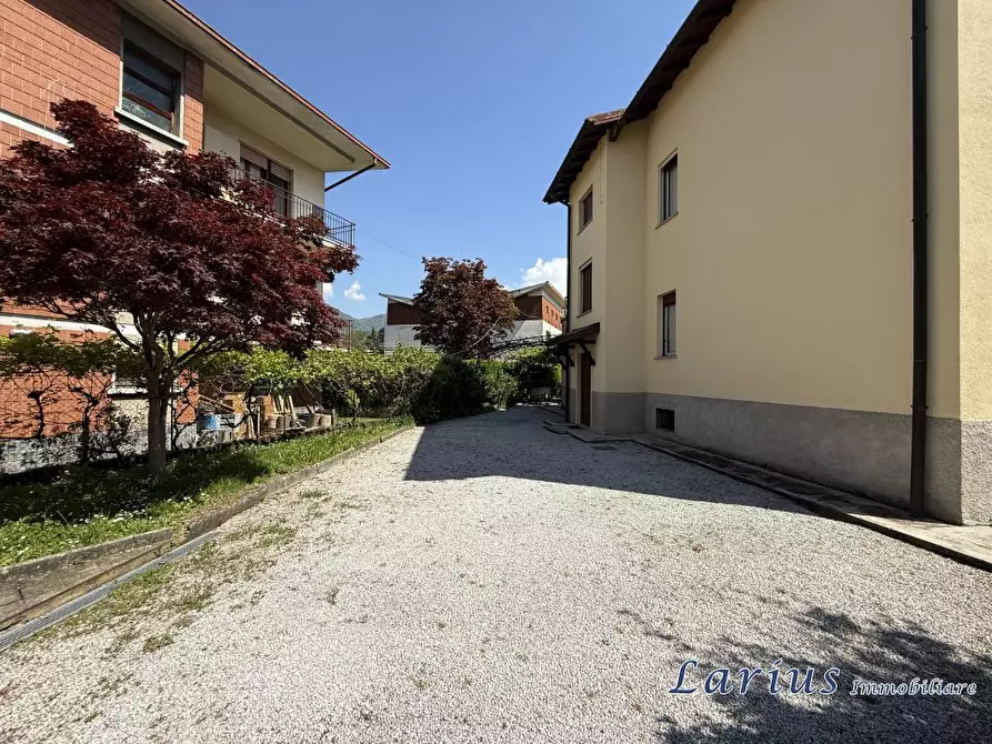 Immagine 8 di Villa in vendita  5 a Erba