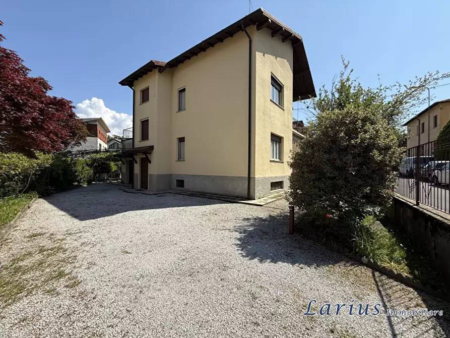 Immagine 6 di Villa in vendita  5 a Erba