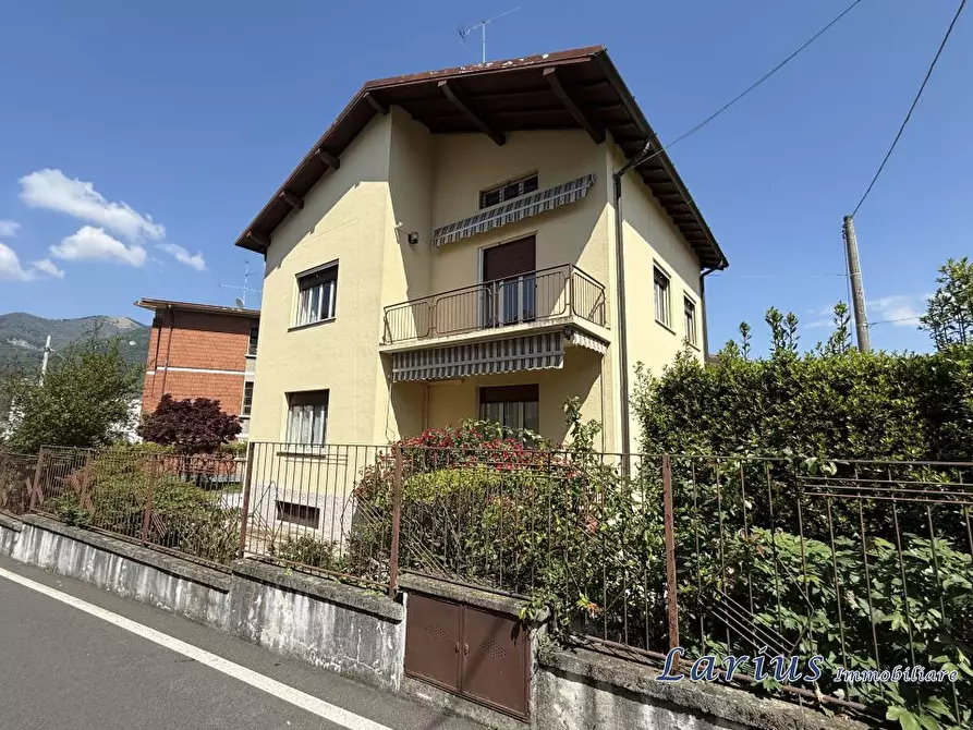 Immagine 2 di Villa in vendita  5 a Erba