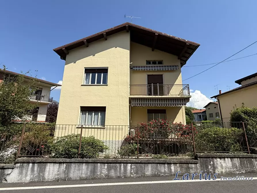 Immagine 3 di Villa in vendita  5 a Erba