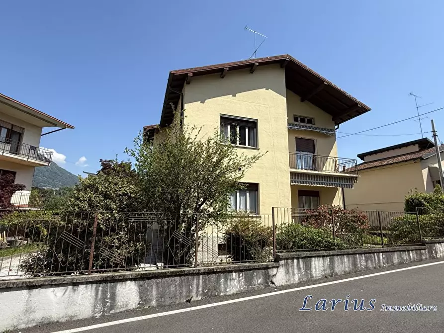 Immagine 5 di Villa in vendita  5 a Erba