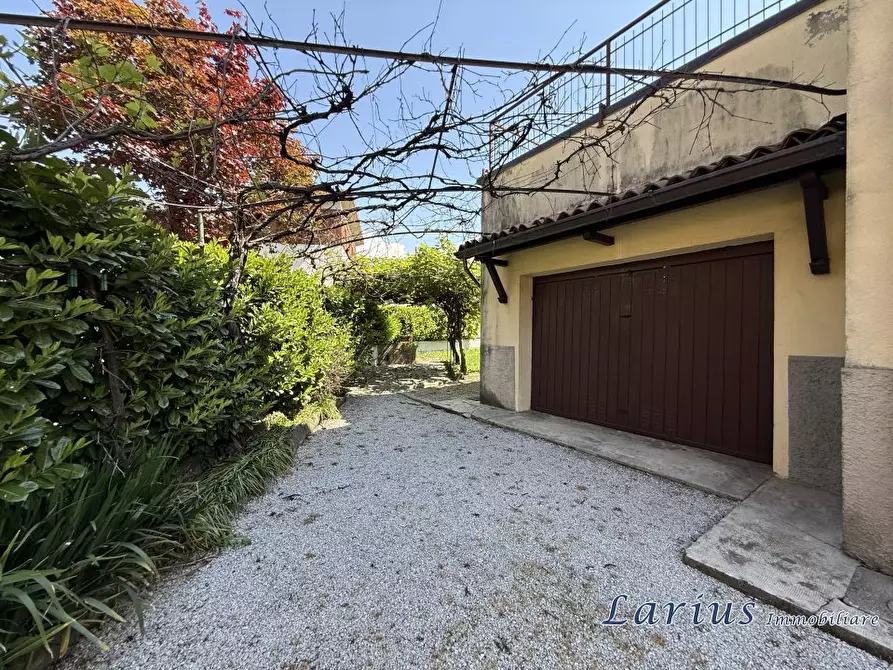 Immagine 10 di Villa in vendita  5 a Erba