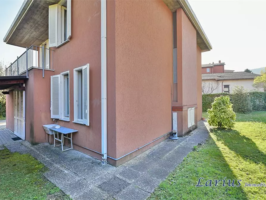 Immagine 3 di Villa in vendita  a Erba