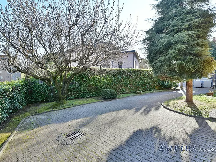 Immagine 6 di Villa in vendita  a Erba