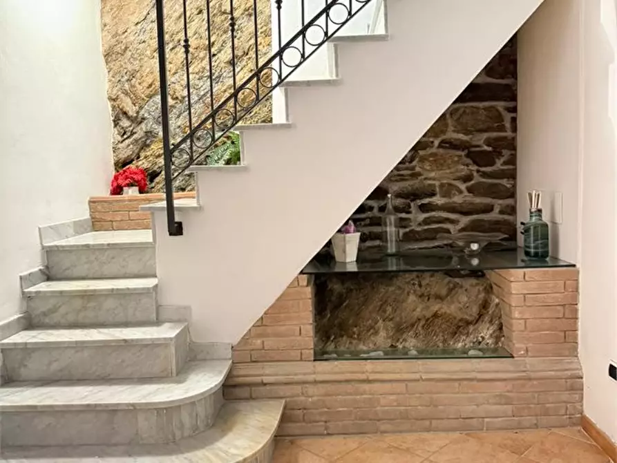 Immagine 1 di Casa indipendente in vendita  a Montignoso