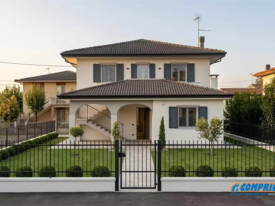 Immagine 1 di Villa in vendita  a Borgo Veneto