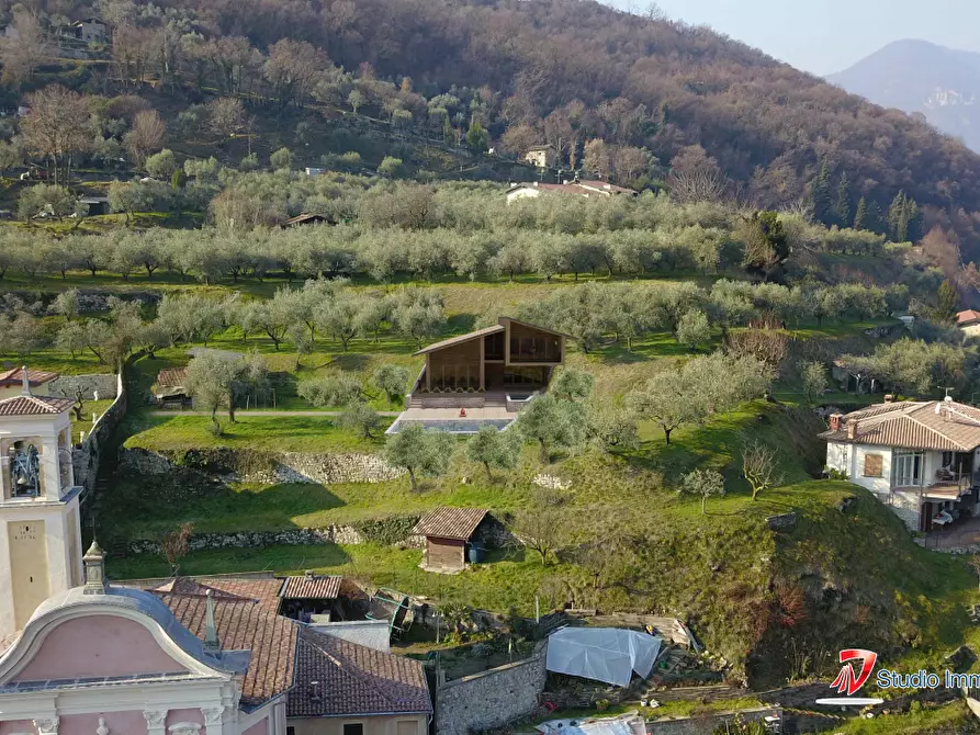 Immagine 1 di Villa in vendita  a Monte Isola