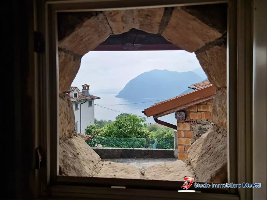 Immagine 9 di Villa in vendita  a Sale Marasino