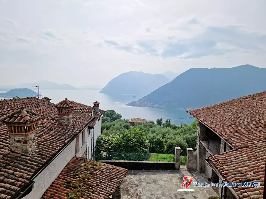 Immagine 1 di Villa in vendita  a Sale Marasino