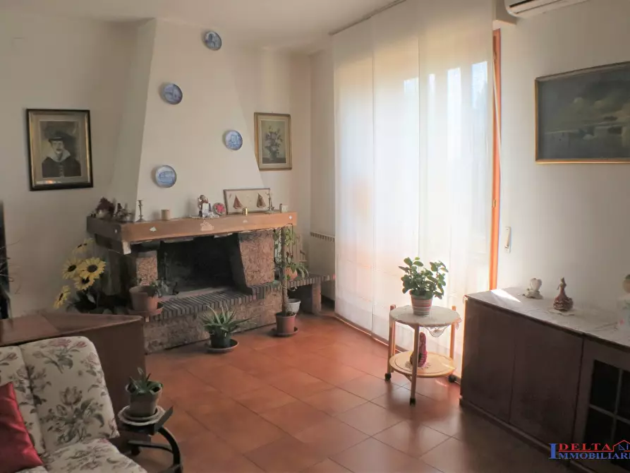 Immagine 5 di Villa in vendita  a Livorno