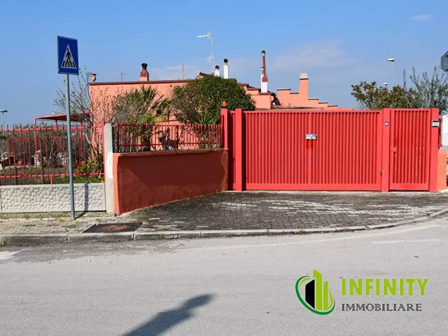 Immagine 1 di Villa in vendita  1 a Matera